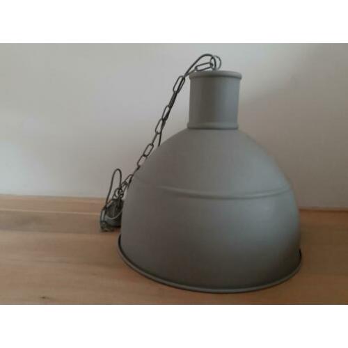 Grijze hanglamp industrieel