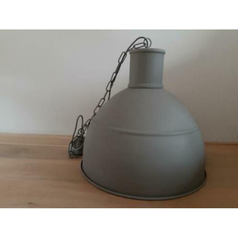 Grijze hanglamp industrieel