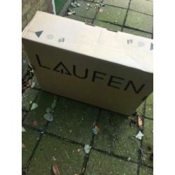 2x witte Laufen wasbakken met kraangaten