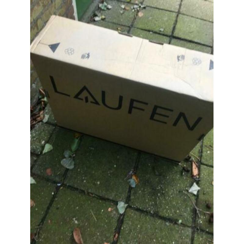 2x witte Laufen wasbakken met kraangaten