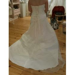 Trouwjurk merk: amelie kleur: gebroken wit maat 38 t/m 42