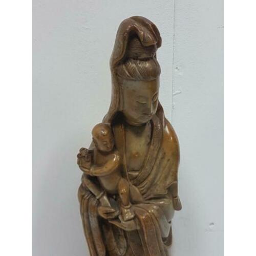 Staande spekstenen Guanyin met kind