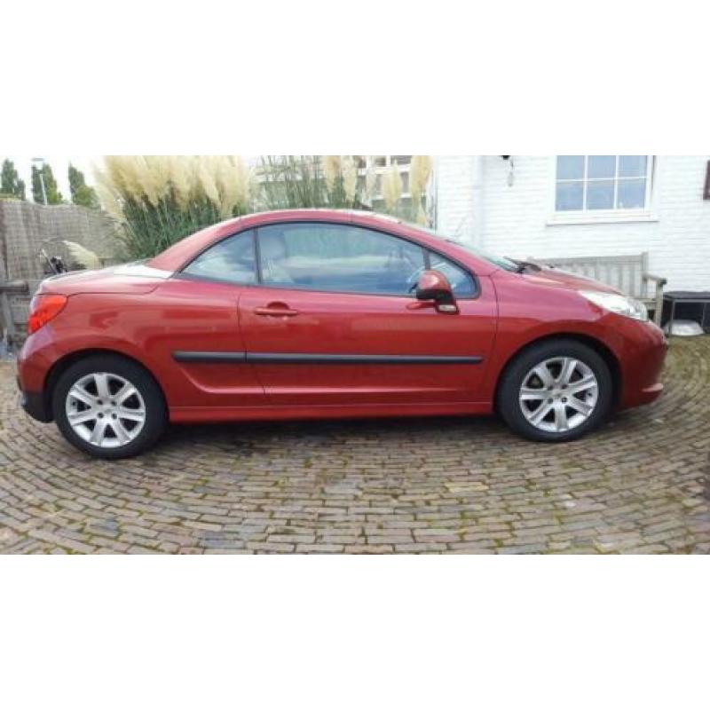 Peugeot 207 CC 1.6 HDiF supergave cabrio met leder,trekhaak