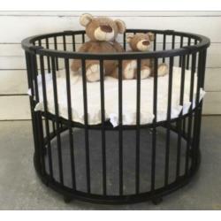 Ronde houten donker bruine babybox