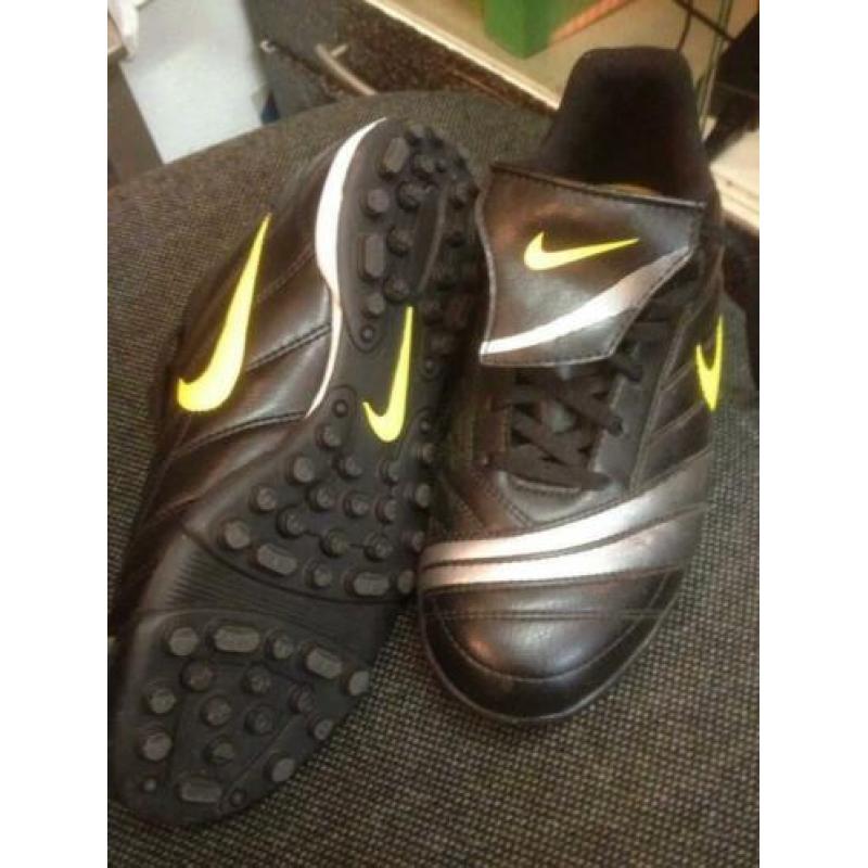 Voetbal kinder schoenen maat 38 nieuw bijna nooit gebruikt
