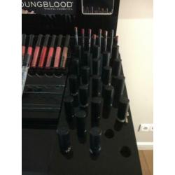 Youngblood make-up met meubel