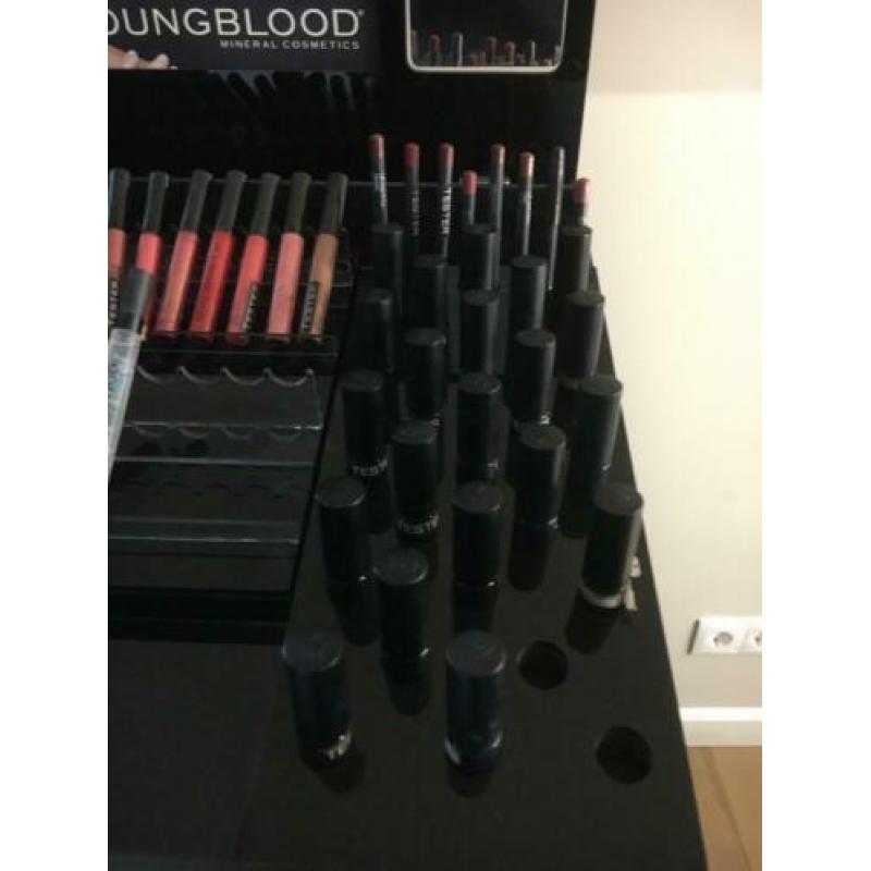 Youngblood make-up met meubel