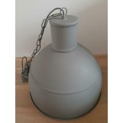 Grijze hanglamp industrieel