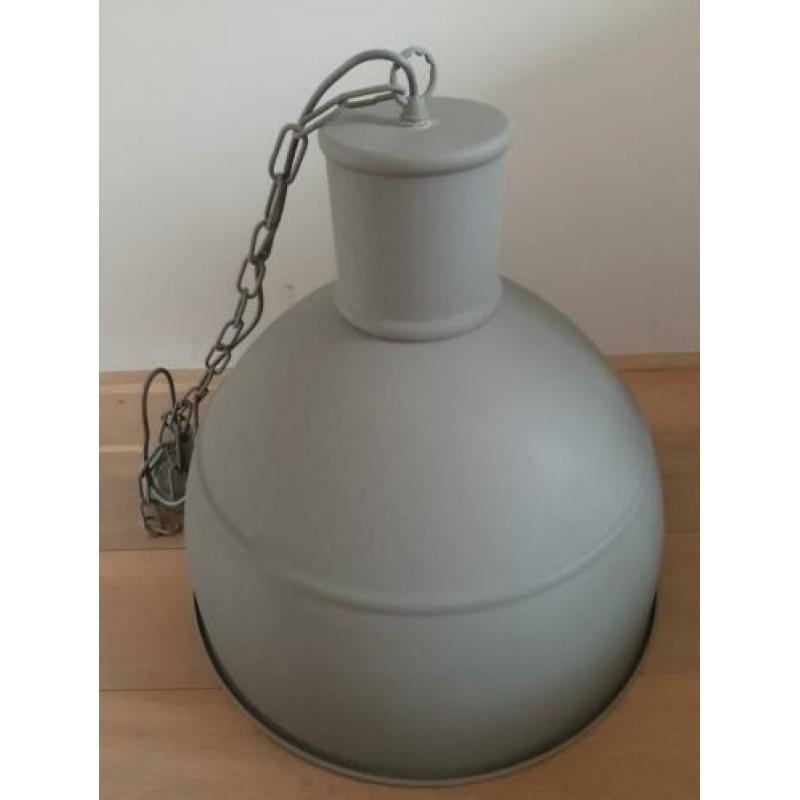 Grijze hanglamp industrieel