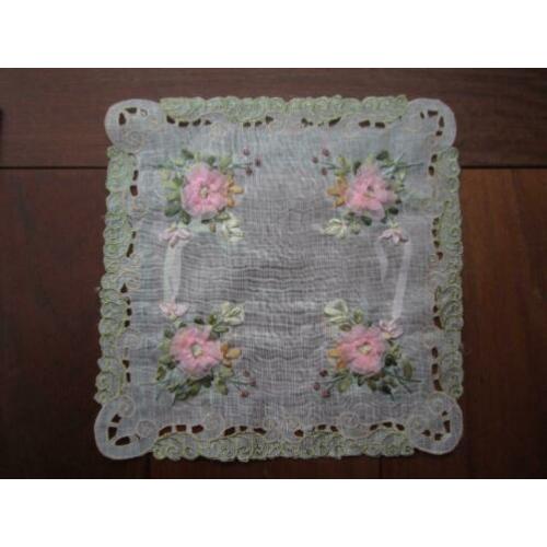 Nieuw, kleedjes met hand opgeborduurde bloemen.1#