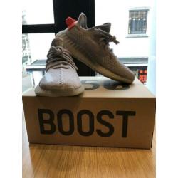 Yeezy 350 v2 Tial light
