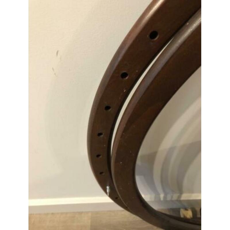 Ronde houten donker bruine babybox