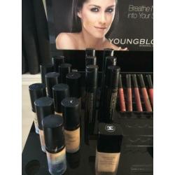 Youngblood make-up met meubel