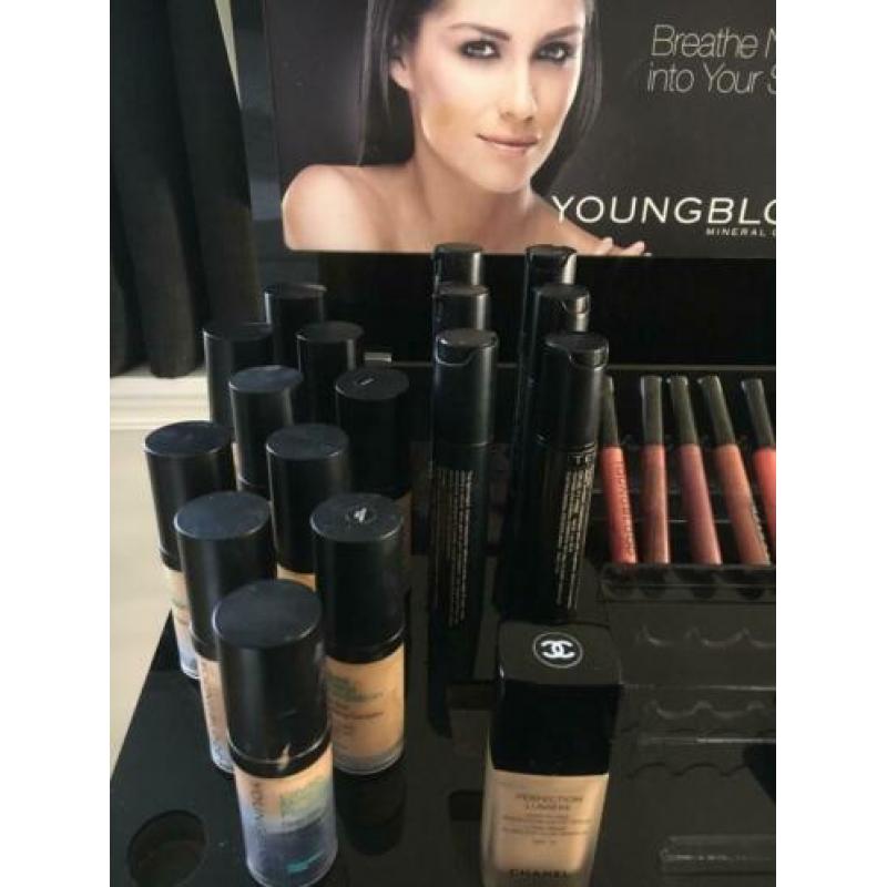 Youngblood make-up met meubel