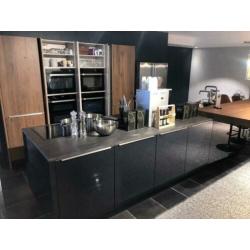 Nolte hoogglans / fineer keuken met barblad