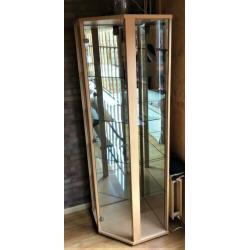 te koop: vitrinekast met verlichting