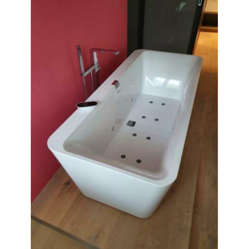 Villeroy & Boch ligbad hydrojets en verlichting