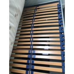 Eenpersoons bed zonder matras