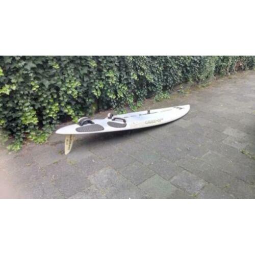 2 surfboards inclusief zeilen giek en mast