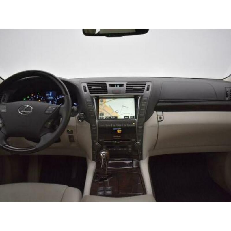 Lexus LS 600h President | Mark Levinson | Rear Entertainment