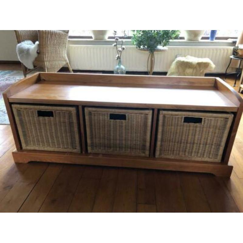 Lage kast met manden