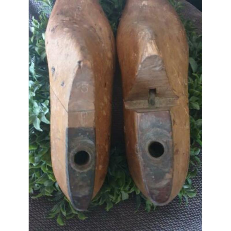 antieke schoen mal 1 dames en 1 heren schoen