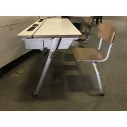Vintage schoolsetje met 2 vaste stoeltjes en opbergvak N1475