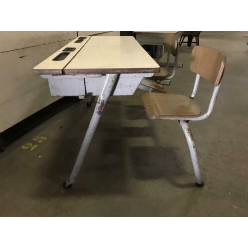 Vintage schoolsetje met 2 vaste stoeltjes en opbergvak N1475