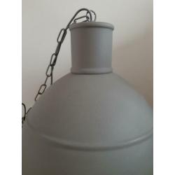 Grijze hanglamp industrieel