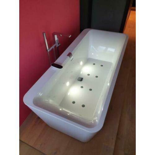 Villeroy & Boch ligbad hydrojets en verlichting