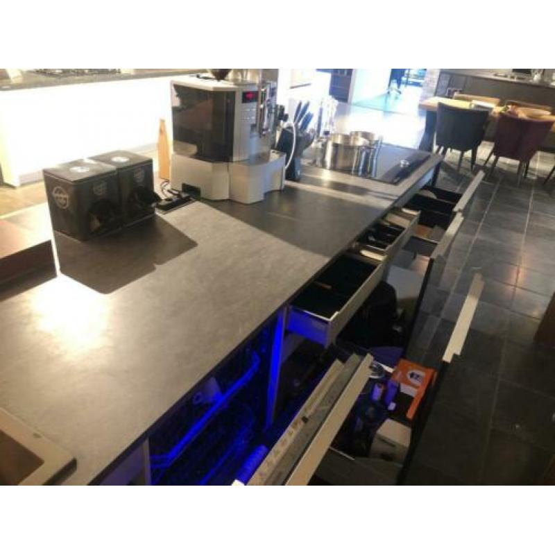 Nolte hoogglans / fineer keuken met barblad