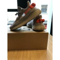 Yeezy 350 v2 Tial light