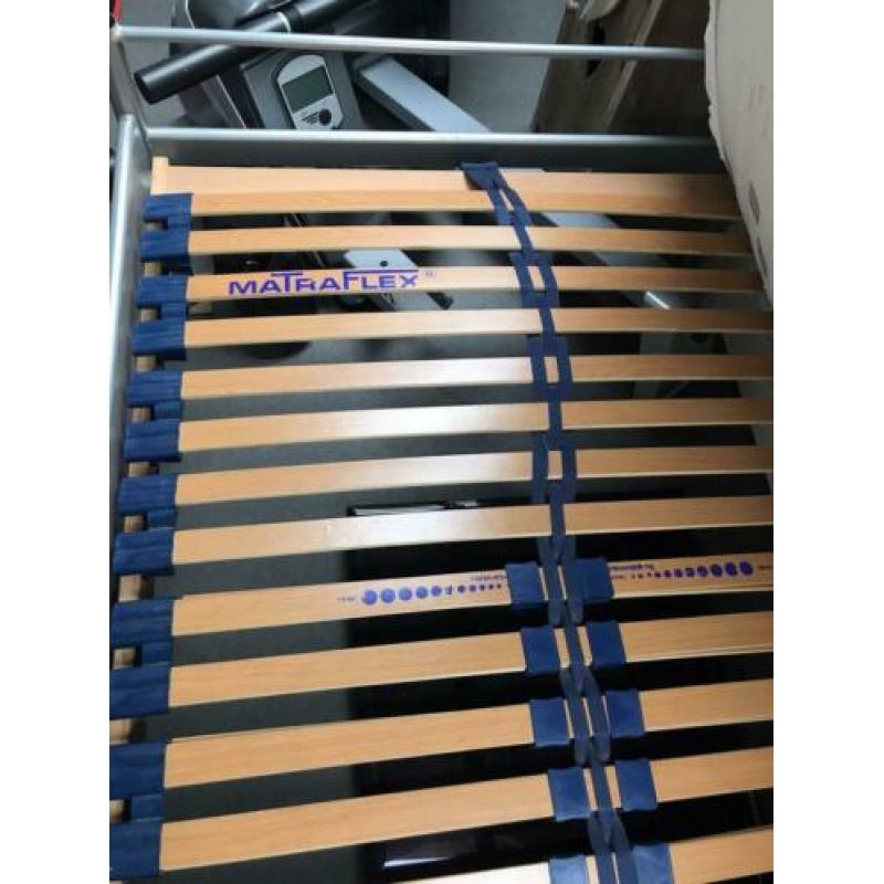Eenpersoons bed zonder matras