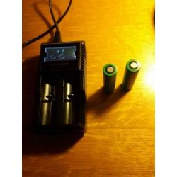 Nitecore D2 Professional Lader & 2x sony 18650 VTC6 batterij