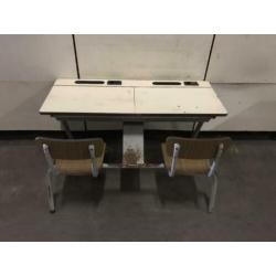 Vintage schoolsetje met 2 vaste stoeltjes en opbergvak N1475