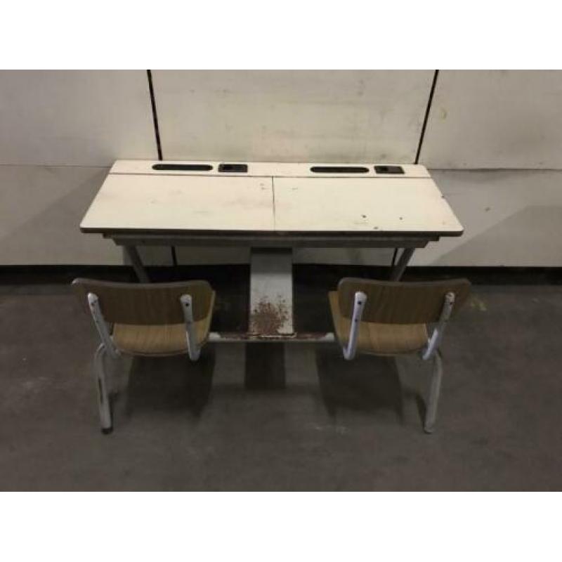 Vintage schoolsetje met 2 vaste stoeltjes en opbergvak N1475