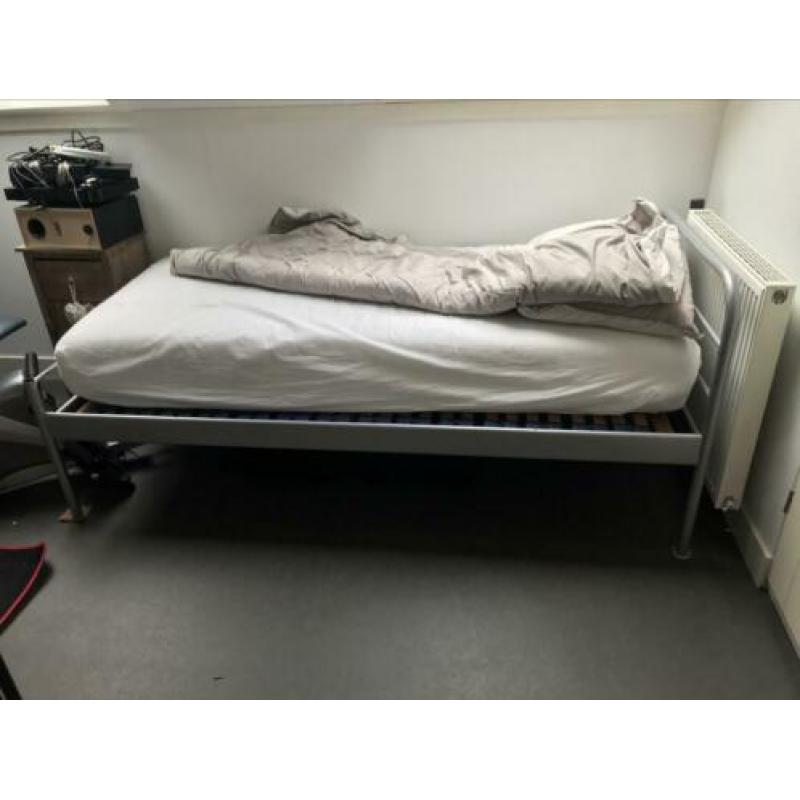 Eenpersoons bed zonder matras
