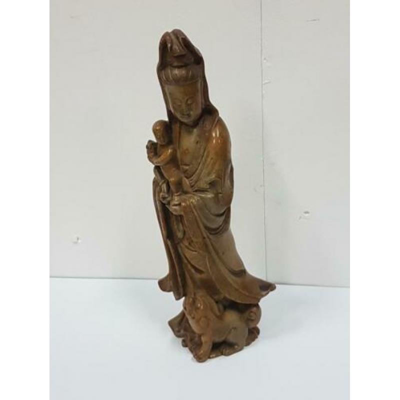 Staande spekstenen Guanyin met kind
