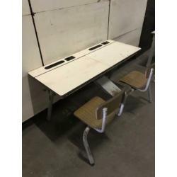 Vintage schoolsetje met 2 vaste stoeltjes en opbergvak N1475