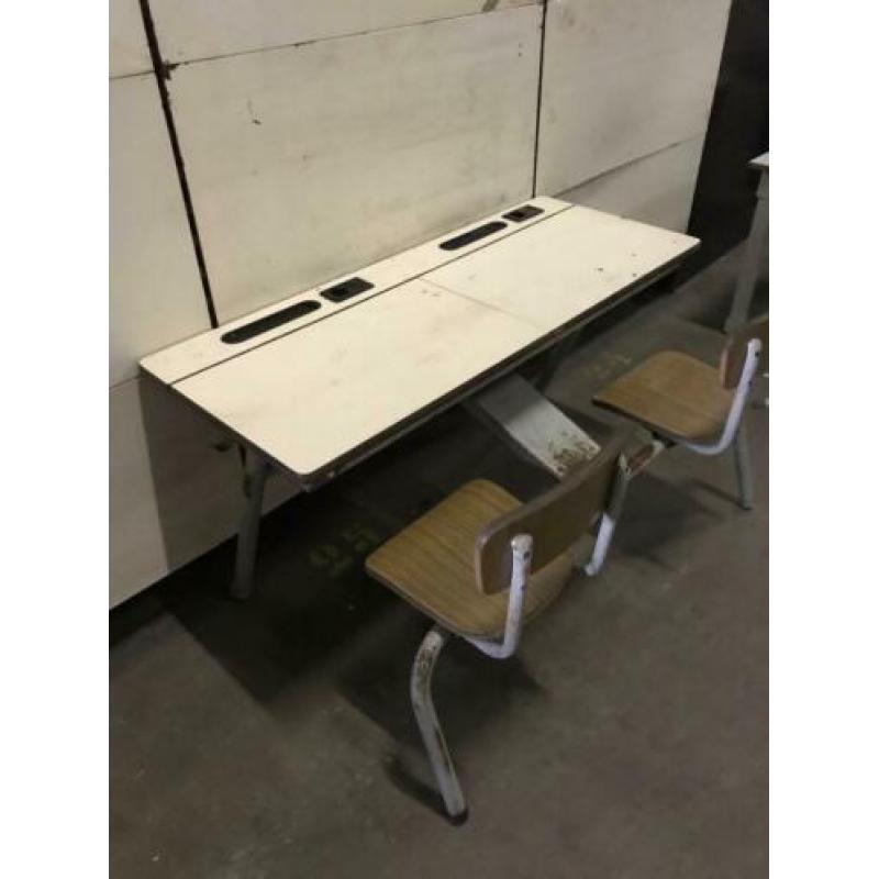 Vintage schoolsetje met 2 vaste stoeltjes en opbergvak N1475