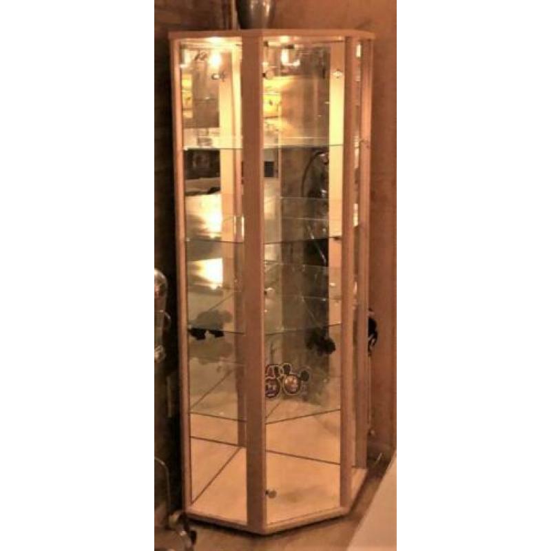 te koop: vitrinekast met verlichting
