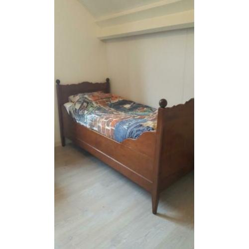 Antiek houten bed, bruin, brocante, eenpersoons