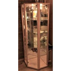 te koop: vitrinekast met verlichting