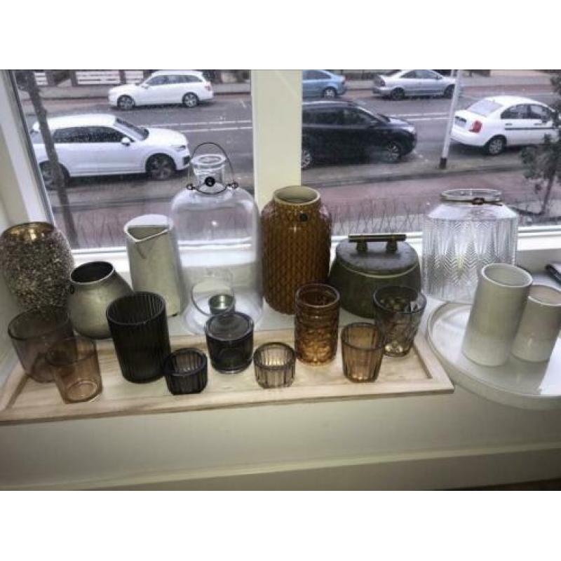 MOET NU WEG!Woonaccessoires incl bijzettafels en vloerkleden