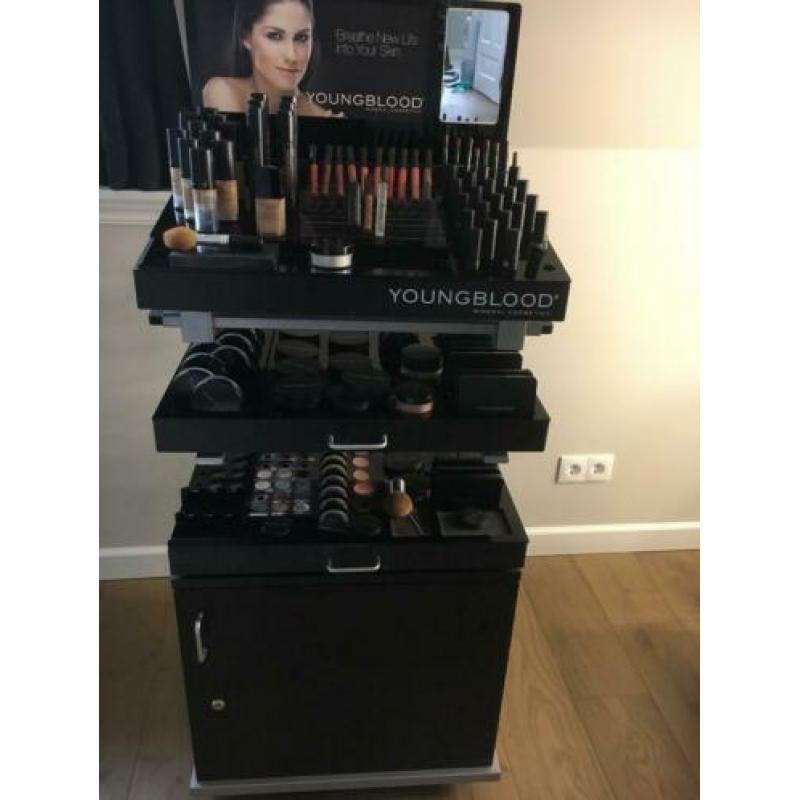 Youngblood make-up met meubel