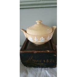 yellowware, mogelijk Wedgwood, kinderserviesje.