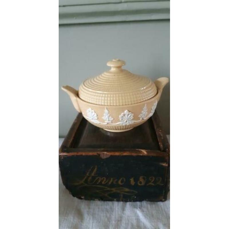 yellowware, mogelijk Wedgwood, kinderserviesje.