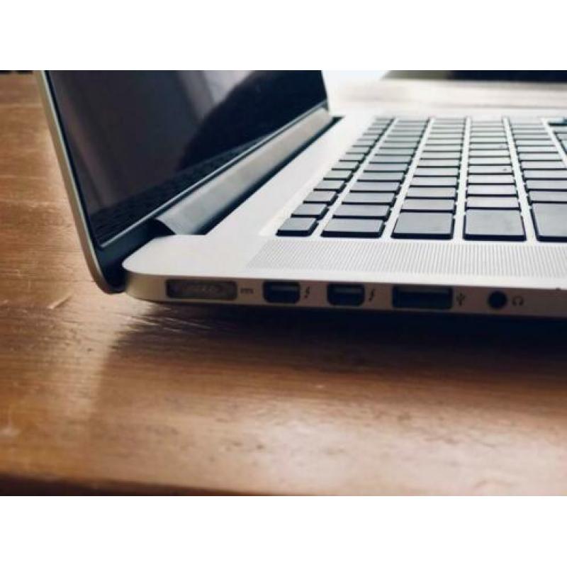 MacBook Pro 15 inch - 2.5Ghz Quad i7 SSD 512Gig + 2 opladers