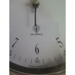 wandklok chrome slinger radio gestuurd