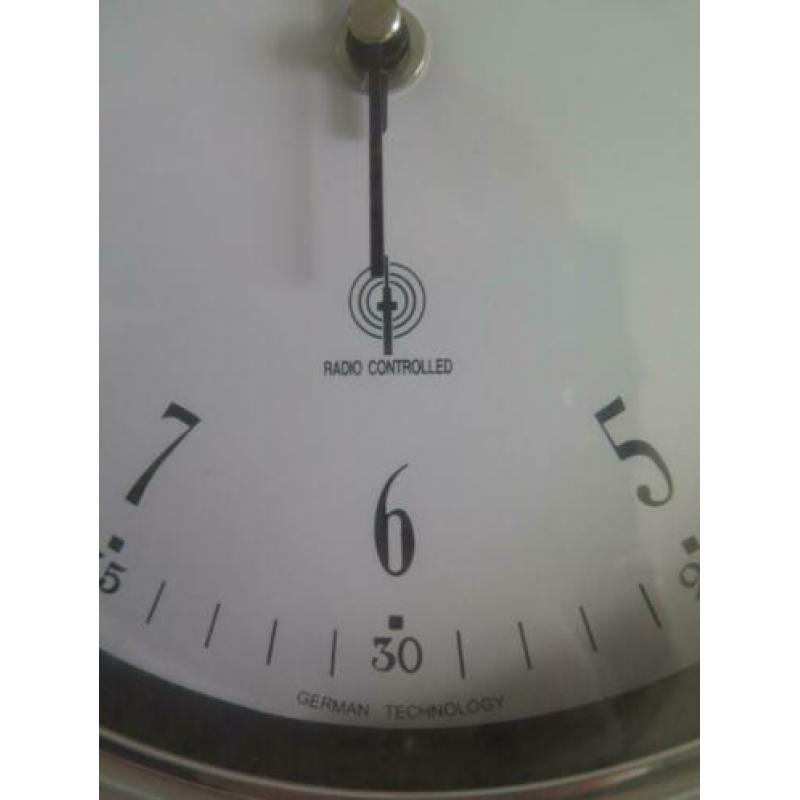 wandklok chrome slinger radio gestuurd